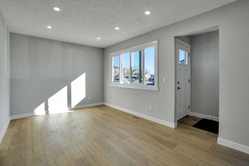 Image 2 of listing MLS® A2352797