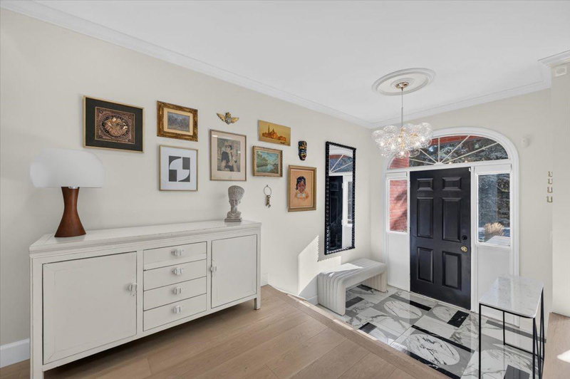 Image 3 of listing MLS® A2352837