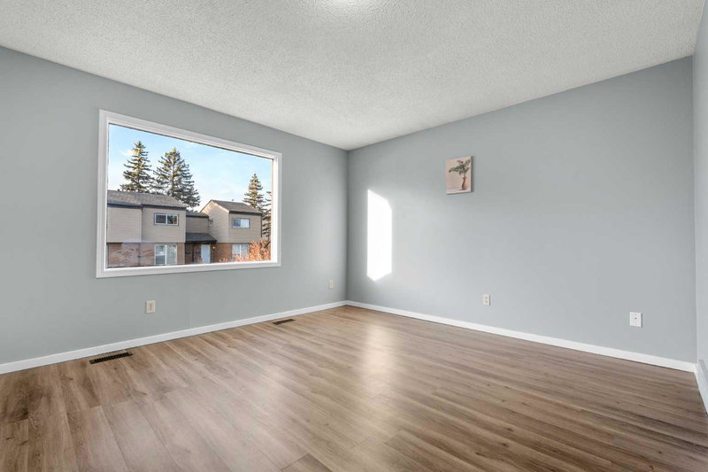 Image 3 of listing MLS® A2352844