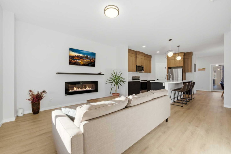 Image 2 of listing MLS® A2352915