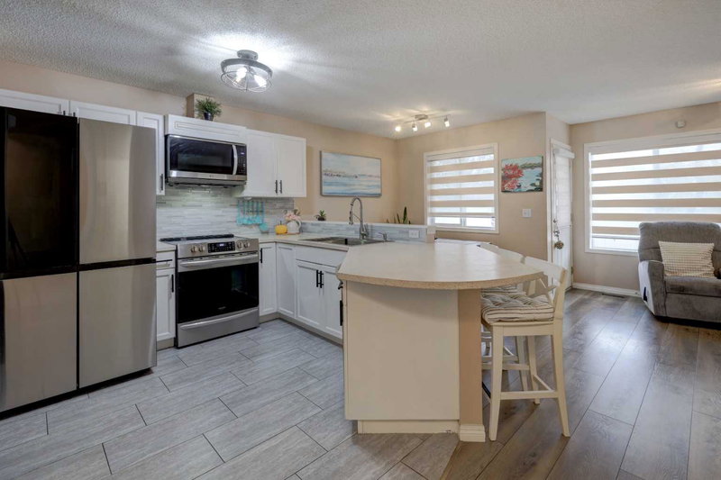 Image 2 of listing MLS® A2352923