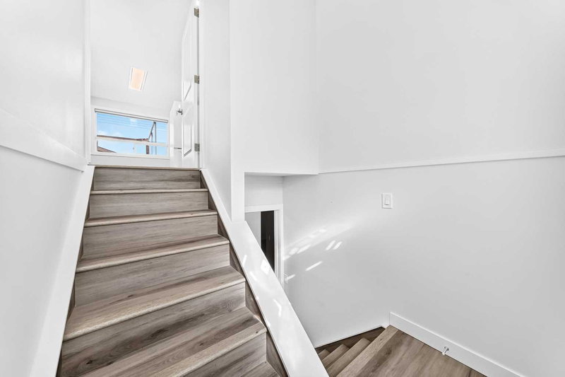 Image 2 of listing MLS® A2352973