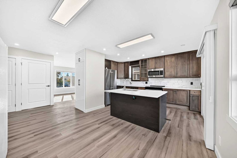 Image 3 of listing MLS® A2352973
