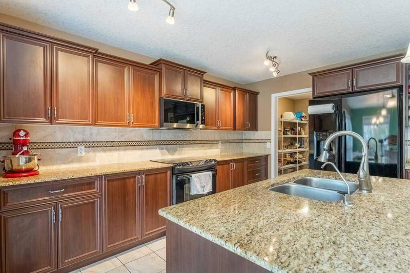 Image 2 of listing MLS® A2353066