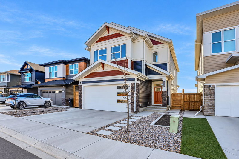 Image 2 of listing MLS® A2353067