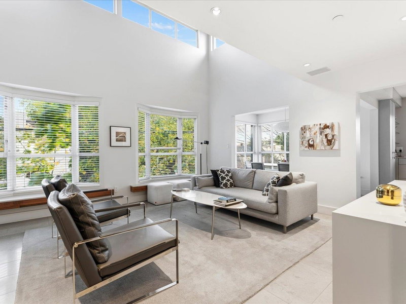 Image 2 of listing MLS® R3174618