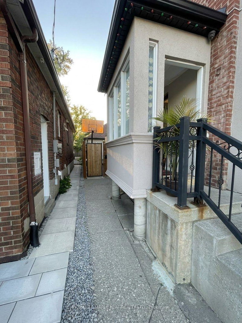 Image 2 of listing MLS® C13885278