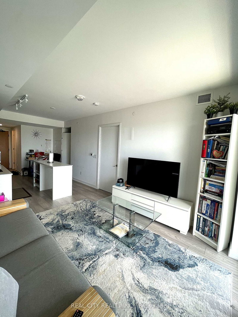 Image 3 of listing MLS® C13885946