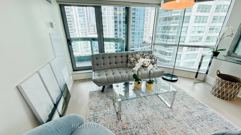 Image 3 of listing MLS® C14030184