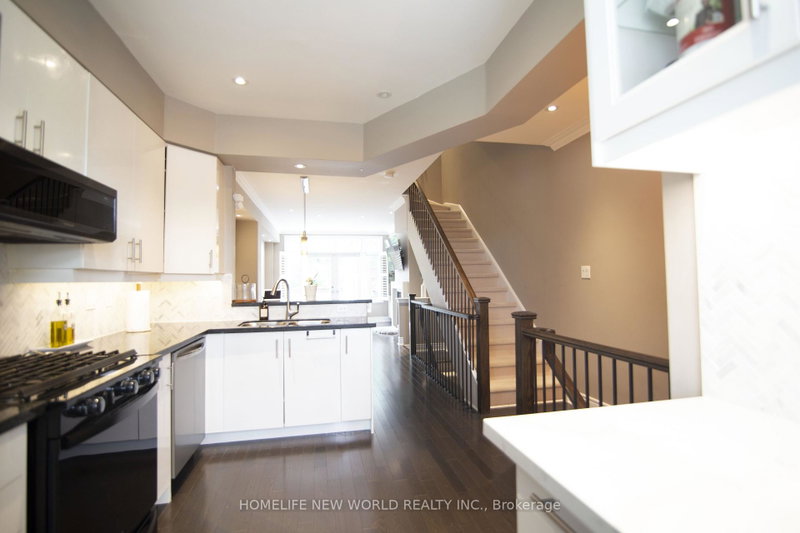Image 3 of listing MLS® W13885268