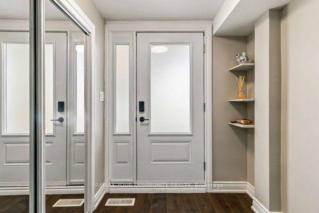 Image 3 of listing MLS® W13885612