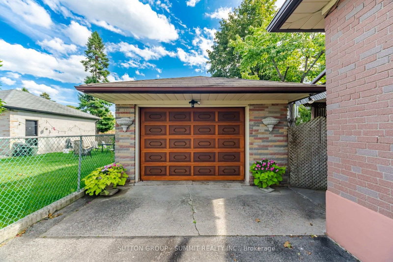 Image 3 of listing MLS® W13885934
