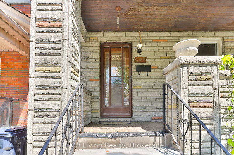 Image 2 of listing MLS® W14087194