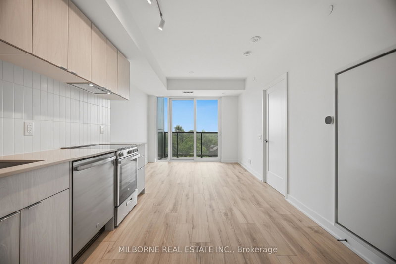 Image 3 of listing MLS® W14087244