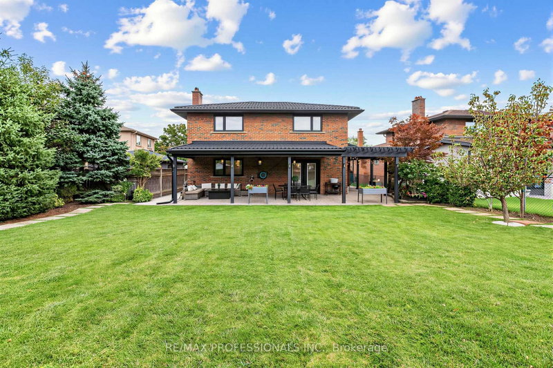 Image 1 of listing MLS® W14087860
