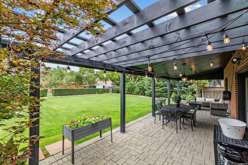 Image 3 of listing MLS® W14087860